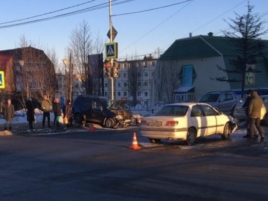 Две Тойоты столкнулись в центре Магадана