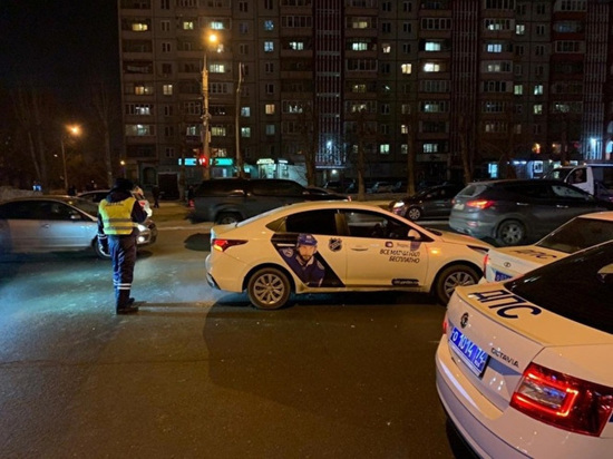 В Челябинске автомобиль такси сбил троих мальчиков