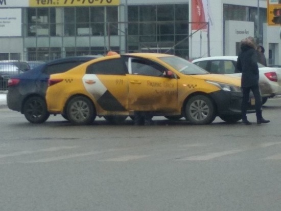 В центре Рязани произошло ДТП с участием такси