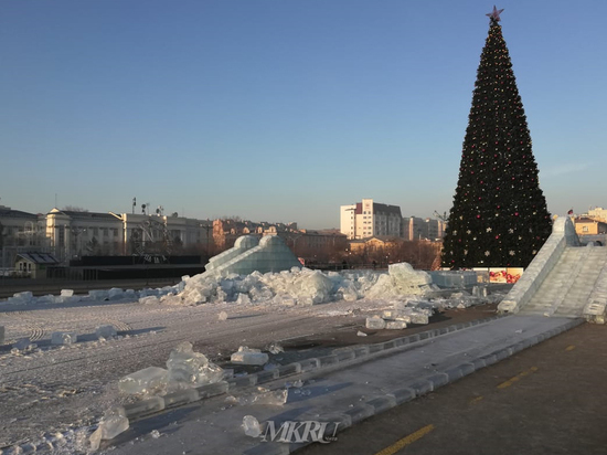 Ледовый городок на центральной площади Читы убирают