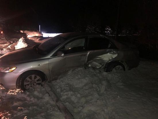 Два человека попали в больницу из-за аварии на трассе в ЯНАО