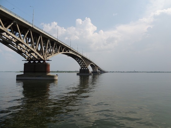 Движение на мосту Саратов-Энгельс практически остановлено из-за пробок