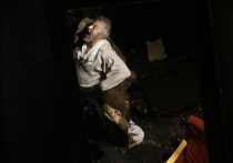 В Псковском театре драмы поставили пьесу про оборотня в писательской шкуре, в финале которой зрителю тоже хочется зарычать и начать драть ногтями обшивку впереди стоящего кресла