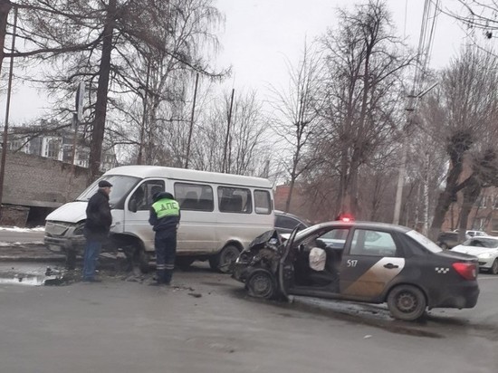 В центре Рязани столкнулись «ГАЗель» и такси