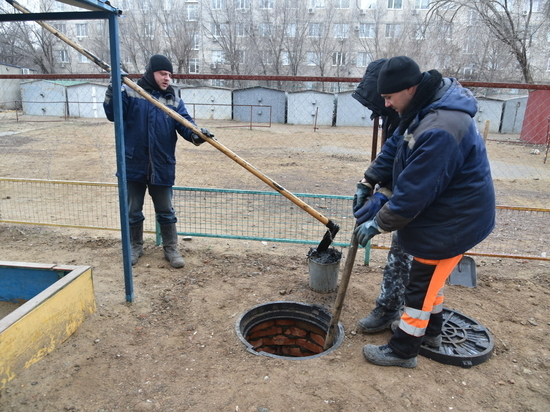 В Астрахани продолжают работать черные ассенизаторы