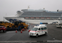 На круизном лайнере Diamond Princess, стоящем в порту Йокогамы, пассажиров все меньше — несколько сотен человек эвакуировали американцы, 454 заразившихся отвезли в японские больницы — среди них одна россиянка