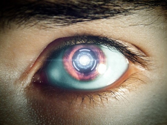 К мозгу слепой пациентки ученые подключили бионический глаз