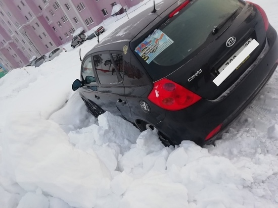 Жителю Ноябрьска помяли машину во время уборки снега