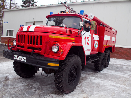 Кузбасские спасатели рассказали об утреннем пожаре в частном грейдере на трассе