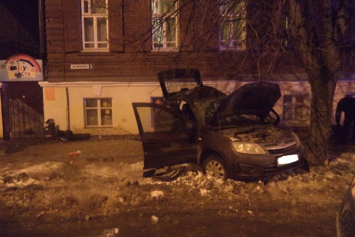 ДТП в Костроме: «LADA Granta» — в хлам, водитель и пассажиры — в больнице -  МК Кострома