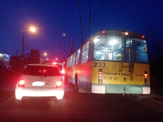 Троллейбусы встали в центре Читы из-за ДТП
