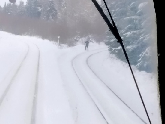 В Кирове из-за лыжников экстренно остановили поезд