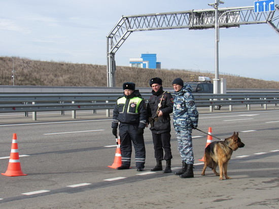 С обеих сторон Крымского моста открыли стационарные посты ДПС