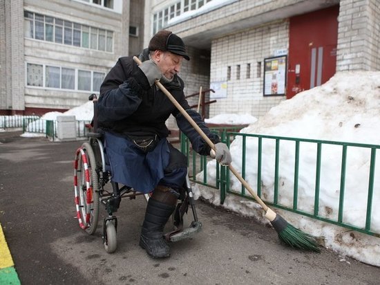 В Ярославле работу дворника делает безногий инвалид