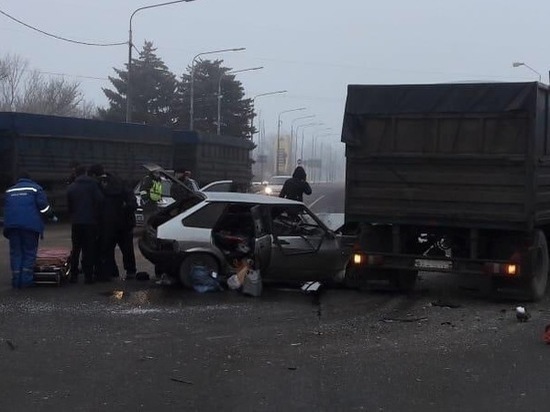 В Ростовской области двое пострадали при столкновении грузовика с «ВАЗ»