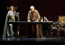На днях на сцену Мариинского театра вышел знаменитый испанский тенор Пласидо Доминго, с годами перешедший на баритоновые партии, чтобы спеть в опере «Симон Бокканегра» Джузеппе Верди