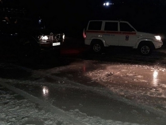 В Хабаровске не могут найти провалившийся под лед автомобиль с людьми