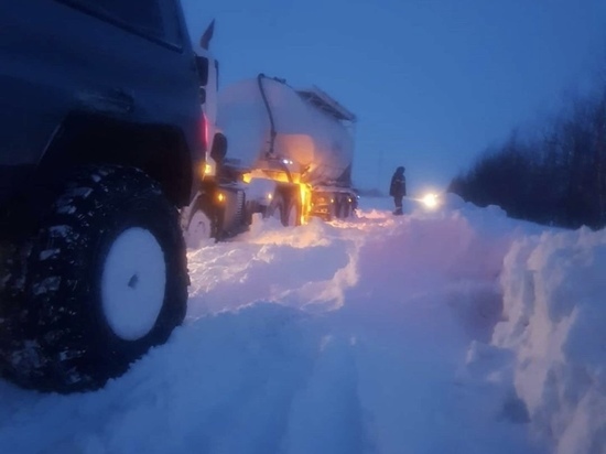 Около 20 водителей оказались в снежном плену на трассе под Ноябрьском