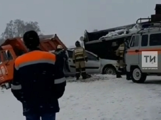 В Татарстане легковое авто влетело в «КАМАЗ» с песком, есть погибшие
