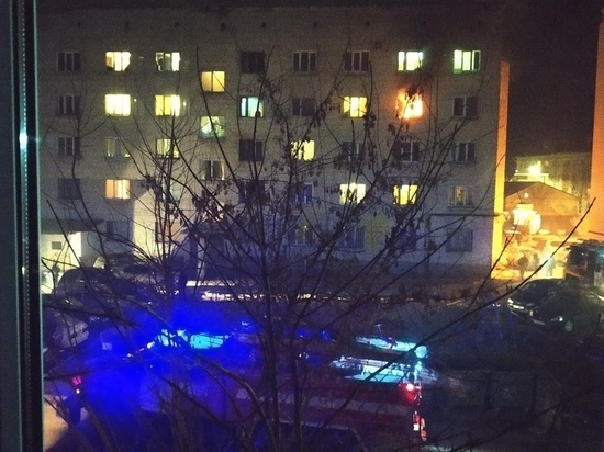 32 человека эвакуировали из-за пожара в пятиэтажке Пскова