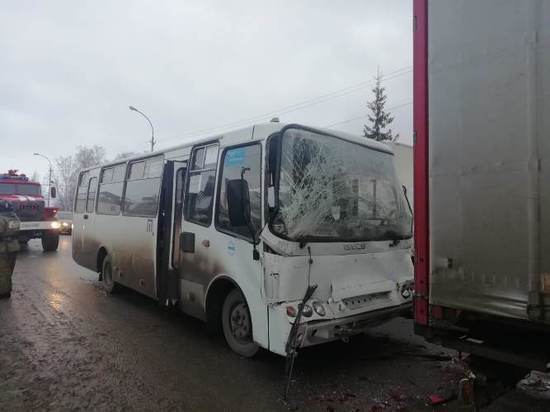 Рейсовый автобус врезался в стоящий грузовик в Белоярке