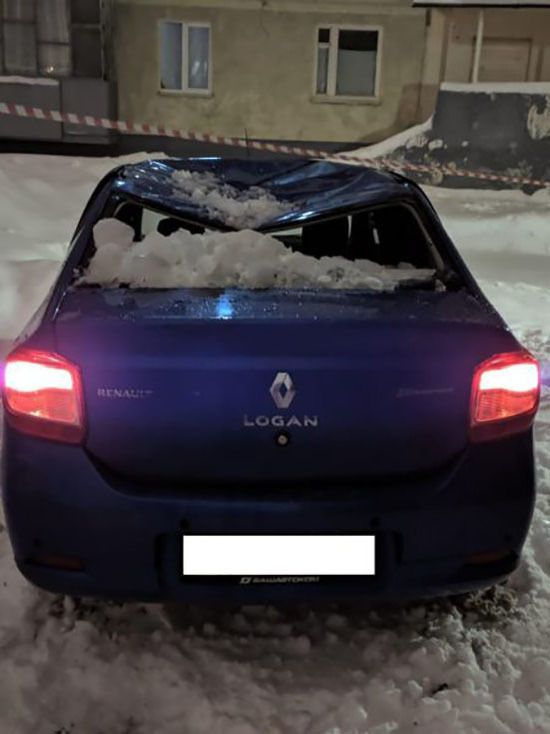 В Уфе несколько на несколько автомобилей с крыш упал снег