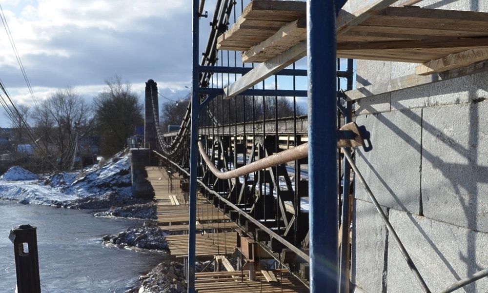 Продолжается ремонт уникальных цепных мостов в Острове