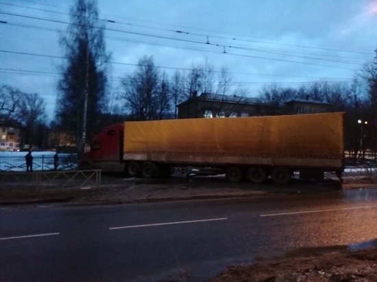 В Ярославле грузовая фура протаранила школьный забор