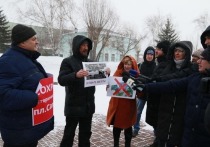 Общественники провели митинг против строительства корпуса АлтГУ на площади Сахарова