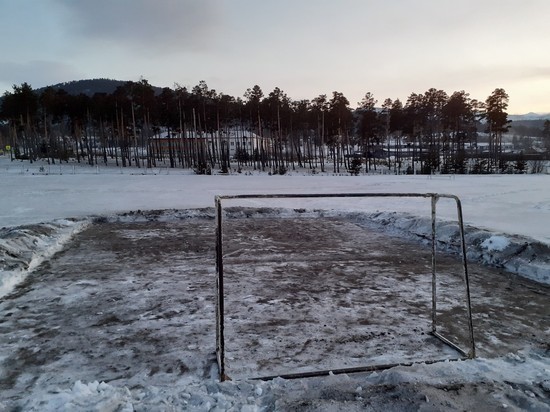 В Бурятии два старшеклассника очистили поле от снега, чтобы играть в футбол