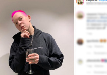 Блогер и музыкант Василий Усанов рассказал, что в самом центре столицы на него напали мужчины, которым не понравились его розовые волосы