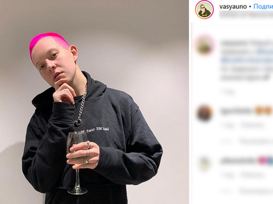 Блогера в Москве попытались избить толпой за розовые волосы