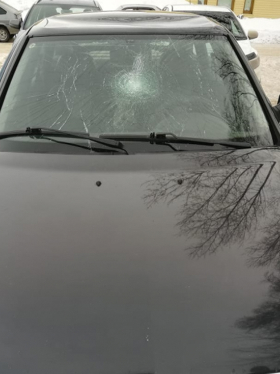 Житель Полысаева разбил чужой автомобиль, заподозрив жену в неверности