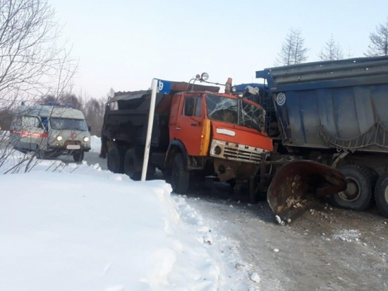 Два грузовика столкнулись на трассе в Магаданской области