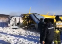 Частный самолет Ан-2, на борту которого находились 14 человек, среди которых два члена экипажа и 12 вахтовиков, совершил жесткую посадку в Магадане