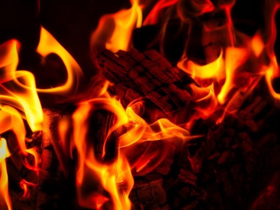 15 человек тушили пожар в Новокузнецке