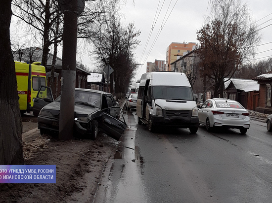 В Иванове произошла авария с участием микроавтобуса и легковушки