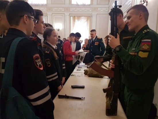 Школьникам Серпухова рассказали о том, как стать военным