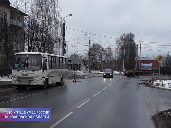 В Иванове пассажирка автобуса выпала из открытой двери, получив травмы