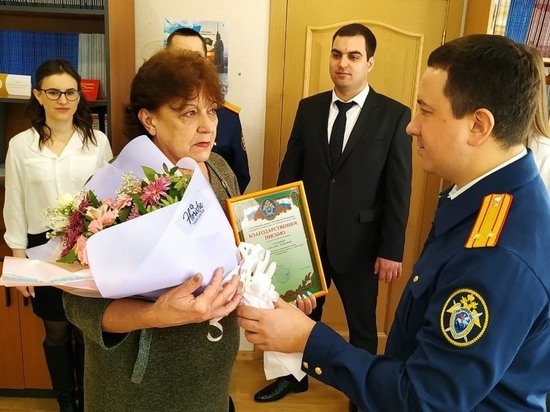 Жительницу Буденновска наградили за спасение выброшеннего из окна ребенка