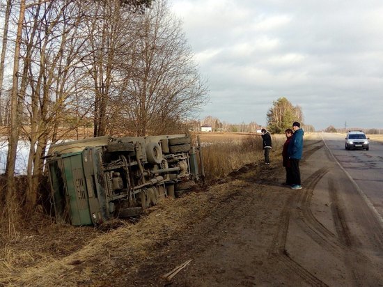 В Тверской области перевернулся грузовик с алкоголем