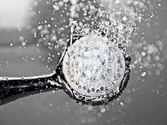 Врач рассказал, для кого опасен горячий душ