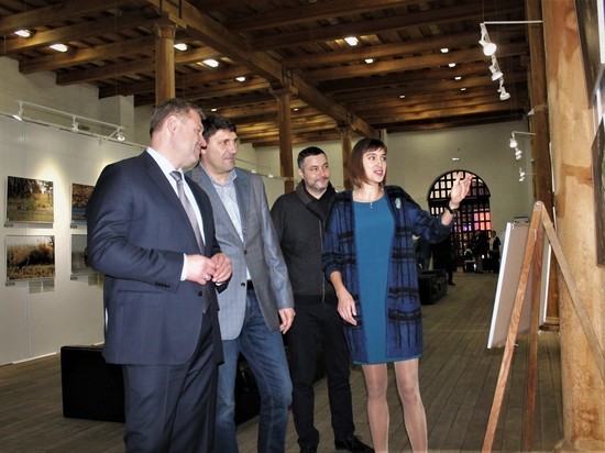 Губернатор Астраханской области Игорь Бабушкин посетил фотовыставку заповедника
