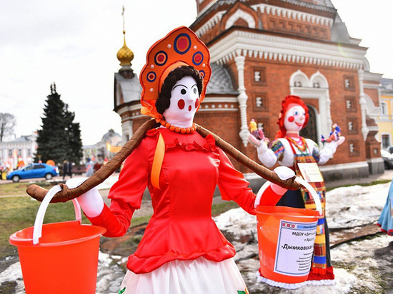 В Ярославле на улицах города проходит выставка масленичных кукол