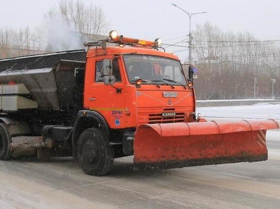 В Новосибирске продолжают топить лед на дорогах всеми способами