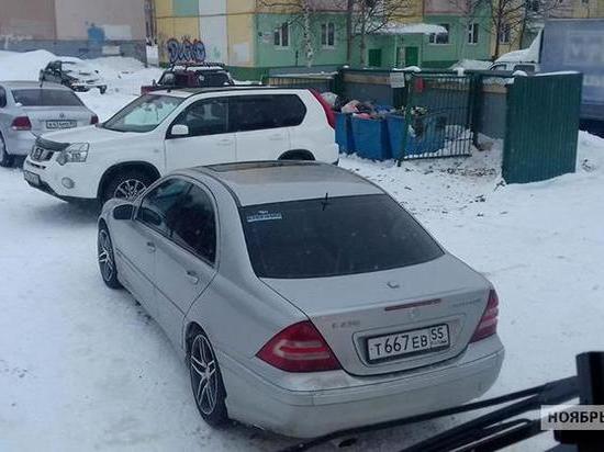 В Ноябрьске припаркованные авто «не пустили» мусоровозы к контейнерам
