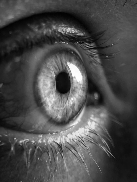 Умная контактная линза показывает состояние глаз