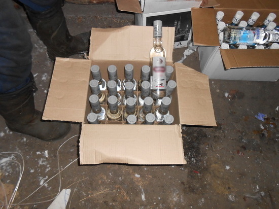 У курганца изъяли почти четыре тысячи нелегальных пачек сигарет и две тысячи бутылок водки