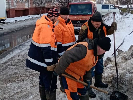 В Кирове устраняют прорыв трубы на Московской