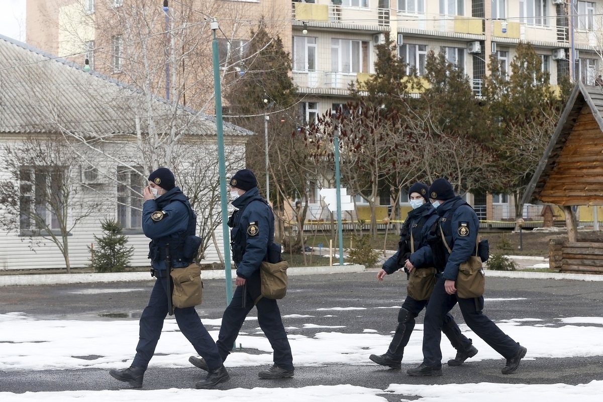 Эвакуированные из Китая украинцы обалдели от ветхости Новых Санжар - МК